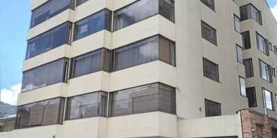 Se vende este acogedor apartamento Chicó Norte, uno de los mejores sectores de Bogotá, cerca a importantes vías de acceso, parques y sectores comerciales como el Parque de la 93. Con 88.36 M2 de área construida, este apartamento que ya fue parcialmente remodelado, cuenta con dos alcobas, estudio y dos baños.  Tiene amplios espacios con muy buena luz natural y pisos de madera en las zonas sociales.  La cocina abierta tiene diseño moderno.  Zona de ropas y baño de servicio.  Además cuenta con un garaje cubierto.