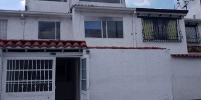 Casa en arriendo o venta de 210 m² exterior, distribuida en tres niveles. En el primer nivel cuenta con antejardín cubierto, un parqueadero cubierto con posibilidad de dos en línea, sala y comedor independientes, baño social, cocina integral abierta con espacio para nevecon, zona de lavandería con lavadero amplia con área cubierta para zona de ropas y/o cuarto de servicio, y espacio de comedor auxiliar. En el segundo nivel se encuentran tres habitaciones cada una con su respectivo clóset y un baño completo con ducha. En el tercer nivel está la habitación principal de 72 m² con baño privado. La casa ofrece una excelente distribución, servicios públicos de agua, luz y gas natural (estrato 4), muy buena iluminación natural y baños remodelados. Su ubicación es estratégica, cerca del Centro Comercial Santafé, Portal de la 170, zonas comerciales, transporte público y parques de la zona. Precio de venta $680.000.000 precio negociables y para arriendo $4.500.000 precio no negociable. Contactan