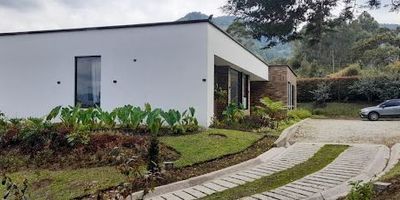 Casa en unidad cerrada, con amplios espacios y excelentes acabados, 3 habitaciones con baño y vestier, iluminación con dómotica en zona social y externa. Excelente vista al oriente, sala de música y biblioteca, espectacular jardín con plantas que atraen mariposas y aves silvestres. Pisos en madera, se reciben propieades de máximo $800.000.000. La administración incluye dos podadas al mes y acueducto. Código Abad CAS2767, SIMI 585-27685, asesor Mauricio Correa celular 3127578505. 