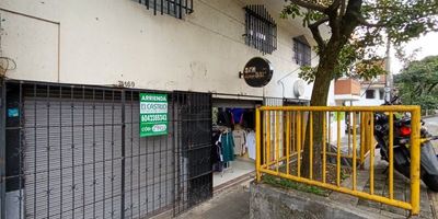 Local comercial primer piso ubicado en el Sector deManrique central, en la carrera 44, nos ofrece una área de 24 metros aproximadamente, cuenta con cocineta, 1 baño, piso en porcelanato.
Los datos de los inmuebles promocionados en la página web están sujetos a cambio y verificación de disponibilidad.