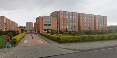 Vendo Apartamento de 41M², con vista exterior, ubicado en un 6to piso, acceso por escaleras. Consta de 2 habitaciones, 1 baño, sala comedor, estudio, cocina integral y zona de lavandería. Tiene piso cerámico en todas sus zonas. El conjunto cuenta con salón comunal, parque infantil, zonas verdes, zona social y vigilancia privada las 24 horas. Cerca a centro comercial Prado Verde; cerca a supermercados y tiendas de barrio; cerca a colegio Minuto de Dios Ciudad Verde; cerca a paraderos de transporte público; Vías de acceso por la Carrera 39 y Calle 33.