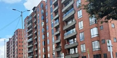 Excelente apartamento esquinero con buena ventilación y luz natural, espacios amplios, estudio, balcón, garaje cubierto. El conjunto cuenta con salón social, parque infantil, piscina, gimnasio, zona BBQ, cancha de baloncesto. Ubicado sobre la Avenida Esperanza con Boyacá. 