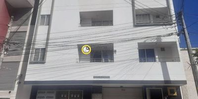 Apartamento en arriendo en Bucaramanga- Comuneros, cuenta con sala - comedor, cocina integral, zona de ropas, un baño social, dos habitaciones auxiliares y parqueadero de carro asignado. Ubicado a pocos minutos de la Universidad de investigación y desarrollo UDI y Universidad Santo Tomás.