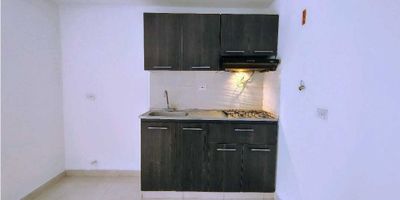 Se renta moderno y cómodo apartamento de 70 m², ubicado en cuarto piso, estrato 3, ideal para quienes buscan amplitud, confort y excelente ubicación. Dispone de dos habitaciones con clóset, dos baños, uno de ellos privado en la habitación principal, ofreciendo mayor comodidad y privacidad. Cuenta con cocina semi-integral de diseño funcional, sala comedor amplia y luminosa, y un hermoso balcón con ventanal y vista panorámica, perfecto para disfrutar de un ambiente tranquilo. Excelente acceso al transporte público, cercanía a colegios y zonas comerciales. Sus principales puntos de referencia son el Centro de la Moda, el Centro Comercial Platino y la Avenida Santa María. Un espacio pensado para vivir cómodamente y con todo al alcance. ¡Contáctanos y agenda tu cita para conocerlo!
Codigo S1542
