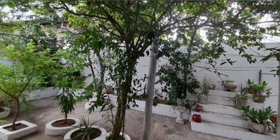 Casa para uso residencia tiene sala comedor amplia m 3 alcobas , 2 baños , baño social, sala comedor , cocina , cuatro de servicio ,patio . Estrato 41/2 .