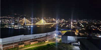 Este hermoso apartamento para alquiler se encuentra en Pereira, una ciudad en constante crecimiento ubicada en el departamento de Risaralda. Con una superficie total de 74 metros cuadrados, esta propiedad ofrece una excelente distribución de espacio en su área terreno, construida y privada, todas con una medida de 74 metros cuadrados.

El apartamento cuenta con 3 amplias alcobas, perfectas para acomodar a toda tu familia, así como también 2 baños completos para mayor comodidad. Además, incluye un garaje privado para que puedas estacionar tu vehículo sin preocupaciones.

Una de las grandes ventajas de esta propiedad es que es amigable con mascotas, por lo que no tendrás que dejar a tu fiel compañero atrás al mudarte. También cuenta con un balcón que ofrece una vista panorámica de la ciudad, ideal para relajarse y disfrutar de la brisa fresca.

En su interior, el apartamento está equipado con todas las comodidades necesarias para una vida cómoda y práctica. Incluye un baño auxiliar, calentador para el agua, clósets para almacenamiento, cocina integral y doble ventana para un mayor aislamiento acústico y térmico. El suelo es de cerámica y mármol, lo que le da un toque elegante y moderno a la propiedad.

En cuanto a las características externas, este apartamento se encuentra en una urbanización cerrada con vigilancia, lo que garantiza tu seguridad y la de tu familia. También cuenta con acceso pavimentado y está cerca de la zona urbana, lo que permite una fácil conexión con el transporte público y acceso a todos los servicios necesarios.

La propiedad cuenta con diversas zonas comunes y deportivas, incluyendo una piscina para disfrutar en los días más cálidos, un salón comunal para eventos y reuniones, zonas verdes y una zona infantil para que los más pequeños se diviertan. Además, se encuentra cerca de parques y parques industriales, lo que la hace ideal para los amantes de la naturaleza y aquellos que necesitan acceder rápidamente a