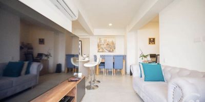 Se Vende  Apartamento en Envigado, las Vegas 

Área 72 mts2 
Piso 15
Vista panorámica 

Amplios Espacios Distribuidos en 3 Alcobas,  2  baños,sala comedor,  cocina integral, zona de ropas,  balcón, Parqueadero , cuarto útil 

Excelente ubicación 

Unidad cerrada, vigilancia 24 horas, piscina,Salón social, gimnasio , zonas verde, juegos infantiles, cancha múltiple,
Estrato 5
Admon 266Mensual 
Precio $ 700Millones negociables