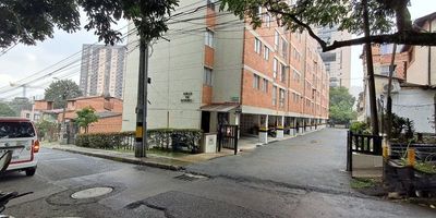 Presentamos este espectacular apartamento en el  barrio de San Francisco, con una superficie de 45 m² que te brindará un estilo de vida moderno y confortable.
Disfruta de 3 amplias alcobas perfectas para descansar y relajarte. La cocina integral, totalmente equipada, te facilitará la preparación de deliciosas comidas, mientras que la sala-comedor te invita a disfrutar de momentos en familia o con amigos.
El inmueble cuenta con piso en cerámica, calentador y una zona de ropas práctica y funcional. Además, la unidad cerrada te ofrecerá seguridad y tranquilidad, y los juegos infantiles harán las delicias de los más pequeños.
¡Este es el hogar que has estado buscando! Vive en un entorno moderno, seguro y con todas las comodidades. ¡No dejes escapar esta oportunidad y agenda tu visita hoy mismo!