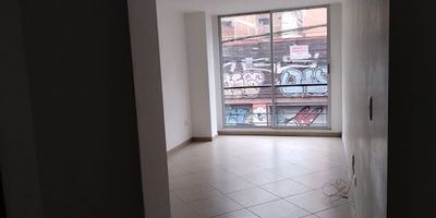Apartamento de 70 m2 . de 2 habitaciones , 2 baños, ubicado en segundo piso, excelente iluminación natural ,  zona de chapinero, NO PARQUEADERO  . ascensor  ,cocina integral, calentador a gas . habitaciones con closet, edificio con recepción , cctv,  vigilancia 24-7.se hace proceso con aseguradora, cerca a universidades y estación es de Transmilenio