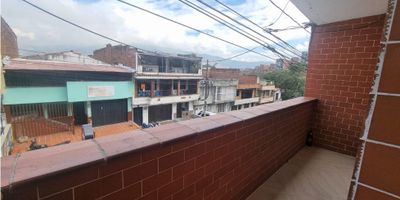 Venta de Casa segundo piso independiente en Medellín, Sector Campo Valdes,  Area 110 m2, cocina semi integral, 4 alcobas, 1 baño cabinado, sala comedor, balcón, 2 patios. Piso en cerámica.

Ubicada cerca de colegios, supermercados, farmacias, centtro de salud, Estacion del Metro Plus Las Esmeraldas y ruta de buses de facil acceso.


 

 

 

 

Cerca de La Estacion Las Esmeraldas
