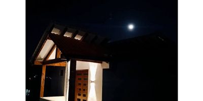 ? Se vende hermosa casa en El Carmen de Viboral – Vereda La Chapa

¡Gran oportunidad para vivir o invertir en un entorno campestre y turístico, a solo 5 minutos del casco urbano!

Ubicada en una zona de alta valorización y fácil acceso, esta casa cuenta con amplios espacios y múltiples comodidades, perfecta para quienes buscan tranquilidad sin alejarse de la ciudad.

✔️ Área construida: 100 m²
✔️ Segundo piso con entrada independiente
✔️ 3 habitaciones espaciosas
✔️ 1 baño
✔️ Sala y comedor
✔️ Cocina
✔️ Zona de ropas
✔️ Rampla para motos
✔️ Vía pavimentada y transporte público cada 30 minutos
✔️ A bordo de vía principal
✔️ Sector turístico y de gran proyección
✔️ Cerca de colegios, supermercados, iglesia, CAI, trucheras, hoteles y glampings

? Valor de venta: $169.000.000 negociables
? Se recibe vehículo o lote en El Carmen de Viboral como parte de pago
? Se entrega totalmente terminada con acabados al gusto del comprador

?Ubicación: Vereda La Chapa – El Carmen de Viboral

Inmobiliaria GyJ S.A.S ?

Mas información al 3232288223
?‍♂️Síguenos en:
www.instagram.com/inmobiliariagyj
www.garcesyjaramillo.co
