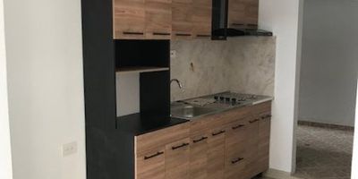 Este apartaestudio de 35 m² es el match perfecto para quienes quieren vivir cerca del parque principal sin sacrificar comodidad ni estilo. Un espacio compacto pero bien pensado, ideal para quienes buscan independencia y buena ubicación.
Cuenta con 1 alcoba con clóset, sala-comedor con excelente iluminación, un baño cabinado, zona de ropas y cocina integral .
Un lugar práctico, cómodo y con todo lo necesario para una vida ágil y bien conectada. Ideal para quienes quieren estar a pasos de todo.