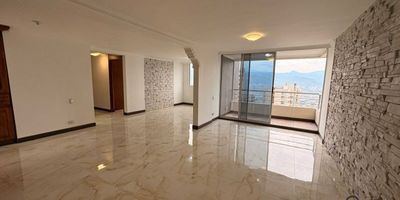 En unidad cerrada con un área de 170 mt²3 Alcobas (Alcoba Principal con Vestier y Baño) Jcuzzi, 1 Baño Social,Balcon, Salón Comedor, Cocina Integral, Vista Panorámica, Zona de Ropas, Red de Gas y Calentador.2 Parqueaderos Cubiertos y Cuarto UtilConjunto cerrado con portería 24 horas, Circuito Cerrado TV, Ascensor, Citófono, Gimnasio, Juegos Infantiles, Salón Social, Salón de Juegos, Shut de Basuras y Zonas Verdes.Inmueble cercano a Instituciones Educativas, Transporte Publico, Parques Cercanos, Vía Principal, Supermercados, Zona Residencial.