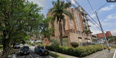 Acogedor apartaestudio en arriendo en excelente ubicación. 50 metros cuadrados, cuenta con alcoba independiente con vestier y baño, segundo baño auxilar en zona social, sala-comedor, cocina abierta integral, zona de ropas. 4to piso con ascensor, vista exterior. 1 parqueadero cubierto. Edificio con seguridad 24 horas,  ubicado en Conquistadores, muy cerca a pie de la Pontificia Bolivariana y de Unicentro. Canon incluye administración.
