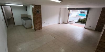  Local en arriendo en Envigado Local disponible para arriendo en el sector de Envigado! Este espacio es ideal para emprender o expandir tu negocio, gracias a su ubicacion estrategica en una zona de alta afluencia y facil acceso.
No pierdas la oportunidad de establecer tu negocio en este excelente lugar. Contactanos para mas informacion o para agendar una visita!"