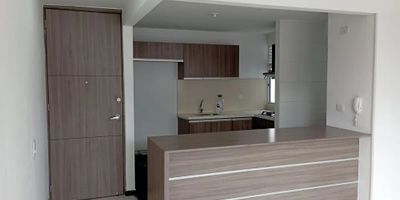 Para mayor información escribanos vía WhatsApp y uno de nuestros agentes inmobiliarios te atenderá.
APARTAMENTO DE ENSUEÑO EN SECTOR EXCLUSIVO*


_Ubicación Privilegiada_: Calle principal del valle del Lili, a 5 minutos de jardín plaza.
Y 10 de la fundación Valle del lili , a pocos minutos de las universidades más importantes de Cali.
*CARACTERÍSTICAS*
-  piso con vista panorámica
- Sala comedor amplia y luminosa
- Balcón con vista al exterior
- Cocina integral con gas domiciliario
- Baño social y alcoba principal con closet y baño
- Dos alcobas con closets
- Parqueadero propio en sótano
*COMODIDADES DE LUJO*
- Portería con vigilancia privada 24/7
- Zonas verdes y jardines
- Piscina para adultos y niños
- Salón social para eventos
- Vigilancia y seguridad
