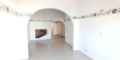 En alquiler apartamento, barrio nueva Tequendama, cuenta con parqueadero cubierto, ante jardín, sala, tres alcobas con closet, estudio o cuarta alcoba, baños tres, patio, zona de ropas, cocina con gabinetes, ubicado a unas cuadras de vías principales como la avenida Roosevelt, droguerías, clínicas, restaurantes, colegios, centros comerciales cosmocentro y palmetto. Sobre vía vehicular. ¡Qué esperas para conocer el nuevo hogar!