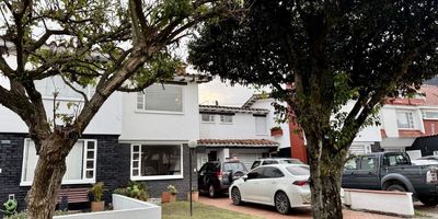 Hermosa casa en conjunto cerrado ubicada en el exclusivo sector Iberia, Colina Campestre. Construida en 238 m2 y cuidadosamente mantenida, ofrece amplios y luminosos espacios. Cuenta con tres habitaciones la principal con baño privado, baño de alcobas, baño social, habitación y baño de servicio. La cocina fue totalmente remodelada en marzo de 2024 con acabados modernos. Disfruta de jardín y antejardín ideales para reuniones o descanso al aire libre. Dispone de dos garajes en línea. El conjunto brinda excelente seguridad con dos vigilantes 24X7 y cuenta con salón social, parque infantil, zonas verdes, cancha de basquetbol y fútbol. Ubicación estratégica cercana a centros comerciales, colegios y avenidas principales. Perfecta para quienes buscan confort, tranquilidad y fácil acceso a todo lo que ofrece el norte de Bogotá. Cod: 159