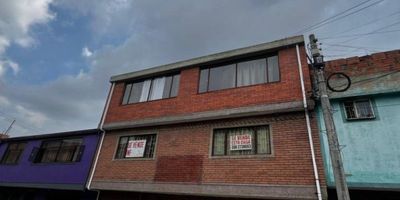 VENDEMOS, CASA RINCÓN DE SUBA.  PISO  1 : 4 alcobas, 2 baños, cocina, área de ropas, patio interno, garaje y local; ..PISO 2: 3 alcobas, 2 baños, cocina, sala - comedor, cocina, patio de ropas; ...PISO 3: Vivienda 1:  2 habitaciones, sala - comedor, 1 baño, cocina, área de ropas, ...Vivienda 2: 2 habitaciones, sala - comedor, 1 baño, cocina, área de ropas
CONTACTO Y CITA PREVIA: Camilo Duran 3138866878....Robert Esparza 3222101918...Jacqueline Martin 3118982171...