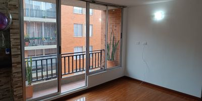 Descubre el lugar perfecto para iniciar una nueva etapa, un hogar disenado para brindarte bienestar y comodidad desde el primer momento. Este acogedor apartamento en Ciudad Verde, Conjunto El Rosal, ofrece 3 habitaciones iluminadas cada una con persianas, 2 banos funcionales, sala-comedor de ambiente abierto, estudio ideal para teletrabajo, zona de ropas independiente y una distribucion practica que maximiza cada espacio. El conjunto cuenta con salon social para tus reuniones, parque infantil y amplias zonas verdes que invitan al descanso. Su ubicacion estrategica te acerca a vias principales como la Avenida Ciudad de Cali y la Autopista Sur, asi como a transporte publico, colegios y comercios. No dejes pasar la oportunidad de vivir donde todo esta pensado para tu tranquilidad; agenda tu visita y enamorate de tu proximo hogar.