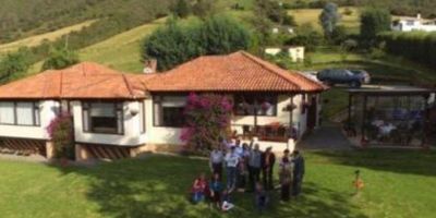VENDEMOS  Casa Campestre Sopó – Cundinamarca - 3800 m2,  hacen parte de la Reserva Cuenca Alta del Rio Bogotá, Servicios Públicos  básicos con infraestructura pública y gas propano,.
Estrato 3, , la principal vía de acceso al sector es la vía -La Calera - Sopo, Equipamiento Urbano Zonas verdes (de influencia local), en buen estado de conservación, el
alumbrado público es normal, en las vías principales. El sistema utilizado es el de luminarias de mercurio sobre postes de cemento.
Transporte Público La manera más práctica para el desplazamiento al inmueble es por medio de transporte privado y taxi; el transporte público Guasca – La Calera.
Resguardo de uso Reserva Forestal Protectora
INFORMACIÓN CASA PRINCIPAL:Área 230 m2, Cubierta Teja de barro y madera.Alcoba Principal con baño , 3 alcobas auxiliares con baño, Baño  social, Estudio, Zona de lavandería,
Cocina Abierta, Sala, comedor, chimenea, Altillo para depósito, Depósito,  Sistema de Seguridad Alarma electrónica zonificada 
INFORMACIÓN CASA MAYORDOMO:Área 40 m2,Habitación Independiente , Sala - Comedor  Cocina,  Baño, Patio Ropas,.7  Parqueaderos, Zona de BBQ con horno piedra, terraza con
estructura en madera y plástico,  BBQ con  asador y horno