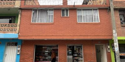 VENTA CASA MEXICO RQ21025
AREA.l: 7X21: 147 M2 AREA.C: 105 M2
1 NIVEL: local comercial con corredor, baño, sala, cocina y patio.
2 NIVEL<: 5 alcobas 2 baños y terraza