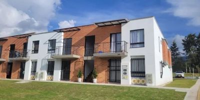 ¡Descubre esta CASA soñada en el Carmen de Viboral!

Se arrienda hermosa casa en unidad residencial en primer piso ubicada en el municipio de El Carmen de Viboral, Antioquia, sector cancha de patinaje.  La casa goza de espacios amplios, excelente iluminación y ventilación. Esta propiedad de 60m2; te ofrece:
3 habitaciones
2 baños
Sala comedor
Cocina semi integral
Patio de ropas independiente
parqueadero común  

 

La unidad te ofrecerá zona de avistamiento de aves, juegos infantiles, plazoleta de recreación, zona de mascotas, zona de BBQ y zona de comercio.
 

Ubicación privilegiada:
Ubicada cerca a zonas comerciales, colegios, restaurantes, tiendas y fácil acceso al transporte público. Todo a tu alcance.


¡No te pierdas esta oportunidad!
