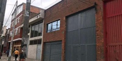 Excelente oportunidad de inversión, Vendo bodega ubicada en Bogotá en localidad de Puente Aranda, barrio Pensilvania, área de terreno 280 metros,  triple altura, con local, baño y área de cocina, segundo nivel oficinas con baño. cuenta con todos los servicios luz trifásica, agua,gas pisos en concreto,  zona industrial ,  USO múltiple, ideal para empresas de distribución,   se encuentra ubicada cerca a la estación Transmilenio Ricaurte, o una cuadra del Alkosto de la treinta,  avenidas principales NQS, calle 13 avenida sexta. Contacto y cita previa Jacqueline Martin 311 898 2171 ....Robert Esparza 3222101918 1. Contáctenos también por WhatsApp ......... 2. Cita previa.................., 3. WWW.INMOBILIARIACARLOSDURAN.CO........, 4. Aseguramos con libertador, Sura, Fianza Inmobiliaria Bogota.......... 5. Preguntemos por el VIDEO de la propiedad........ 6.Formulario de la aseguradora.................. 7.Instagram: inmobiliaria_carlosduran.............