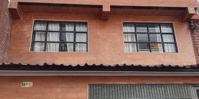 VENDEMOS, casa Barrio Boyaca Real,  3 niveles, 
primer nivel  , Local  comercial independiente, cocina , baño, alcoba, 
segundo nivel  2 alcobas, baño, sala
tercer nivel terraza cubierta, zona lavandería, baño