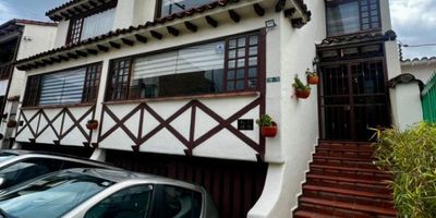 VENDEMOS, Santa Bárbara Central, Norte   Descubre esta impresionante casa ubicada en una de las zonas más exclusivas de la ciudad. Con 4 amplias habitaciones y 5 elegantes baños, este hogar ofrece un espacio perfecto para la comodidad y el lujo. Con 266 metros cuadrados de elegancia y estilo, cada rincón de esta propiedad ha sido diseñado con meticulosa atención al detalle. Además, cuenta con 4 parqueaderos para mayor conveniencia. Vive la vida que siempre has soñado en este maravilloso hogar. ¡No dejes pasar esta oportunidad única!
Contacto  Robert esparza 3222101918.... Jacqueline Martin  3118982171..... Camilo Duran 3138866878