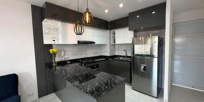 Para mayor información escribanos vía WhatsApp y uno de nuestros agentes inmobiliarios te atenderá.
Venta de espectacular apartamento en Condominio al sur de Cali en el barrio Valle del Lili, 
Área Construida 76.14 MTS.
Cuenta con cocina integral tipo americana, sala-comedor, balcón con una excelente vista externa, baño habitaciones, 2 habitaciones la principal con baño privado y Vestier, la otra habitación con closet, espacio para 3 habitación, estudio, zona de ropas independiente Se entrega con calentador, y las cortinas.
El apartamento cuenta con modernos acabados, iluminación LED, es muy fresco e iluminado, cuenta con parqueadero comunitario.
Valor admón. El conjunto cuenta con vigilancia privada, salón social, zona de juegos infantiles, piscina para adultos y niños.
Ubicado en un sector muy tranquilo, cerca de parques, excelente zona de valorización.
