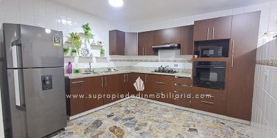 Casa en venta, Colombia, Laureles-Estadio.
¡Oportunidad única en pleno Laureles! Casa de 180 m² en lote propio de un solo nivel, perfecta para vivir o invertir.
Cuenta con 5 amplias alcobas (4 con closet), 3 baños, estudio, sala-comedor generosa, cocina integral con gas natural, calentador a gas y zona de ropas independiente.
Garaje independiente propio. Excelente estado y distribución práctica.
Sector residencial consolidado a pasos de estaciones Metro Floresta y Estadio, Cuarta Brigada, EPS Sura, estadio Atanasio Girardot y con acceso rápido por Av. Colombia hacia el centro.
¡Casa amplia, bien ubicada y lista para actualizar a tu gusto en una zona de altísima valorización!
¡Contáctanos hoy y hazla tuya!
SE ENTREGA SIN AMOBLAR