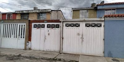 Venta casa Gustavo Restrepo, dos niveles.  primer nivel dos garajes  dos baños cocina sala comedor patio  una alcoba  segundo piso dos alcobas con closet, pisos ceramica, posibilidad de ampliacion vertical.  cita previa Jacqueline Martin 311 898 21 71  Robert  esparza 322 210 19 18