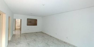 Apartamento en alquiler primer piso. ¡Descubre tu nuevo hogar en alquiler en el sur de Cali! Ubicado en el barrio Guabal, amplio con metraje de cincuenta y cuatro metros cuadrados,  alcobas cuatro con closet tres, la principal con baño, sala, sala comedor, cocina a gas con gabinetes, baño social, patio cubierto amplio, zona de ropas con entrada de aire y luz natural, parqueadero en ante jardín para motocicleta, frente a unidad deportiva, a unos metros de la avenida paso ancho, sector comercial y paradas de transporte publico. Servicios públicos no incluidos en el cano. ¡No dejes pasar esta oportunidad!