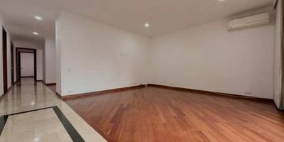 ✨ Apartamento en Laureles – Amplio, iluminado y con todo a la mano ✨ Este apartamento de 174 m² te recibe con espacios generosos, ventilados y llenos de luz natural. Su diseño cómodo y acogedor lo hace perfecto para disfrutar de una vida tranquila en una de las zonas más caminables y apetecidas de Laureles. Cuenta con: • 3 alcobas, más alcoba de servicio y sala de estar que se puede convertir en una cuarta alcoba • 4 baños, más baño de servicio • Aire acondicionado • Cocina dotada con lavavajillas, cubierta y horno de alta gama, además de despensa • Tres balcones con una espectacular vista de 180° • 2 parqueaderos • Cuarto útil • Edificio con portería 24 horas Su ubicación es inmejorable: a media cuadra de la Av. Nutibara, con productos y servicios a la mano, restaurantes, cafés y comercio variado. Todo en una zona tranquila y caminable, ideal para quienes disfrutan de vivir cerca de todo, pero en un entorno sereno.