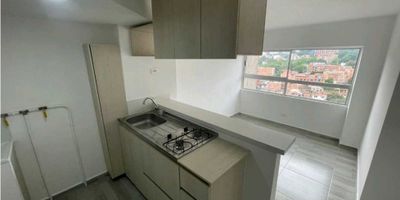 Arrendamos un excelente apartamento en el tradicional barrio Cristóbal, una zona residencial que se destaca por su ambiente tranquilo, su excelente ubicación y su cercanía a múltiples servicios. Este inmueble es una oportunidad perfecta para quienes buscan comodidad, orden y una distribución práctica en su hogar.

 

El apartamento cuenta con dos habitaciones bien iluminadas, un baño cabinado en perfecto estado, cocina integral con red de gas, pisos en cerámica y un área aproximada de cuarenta metros cuadrados que aprovechan al máximo cada espacio. Además, dispone de parqueadero para moto y un cuarto útil que facilita el almacenamiento de objetos personales o elementos de uso poco frecuente. Su estrato cuatro garantiza un entorno agradable y organizado. Está ubicado a solo unas cuadras de la cancha de barrio Cristóbal, un punto de referencia importante en el sector.

 

Solicita tu cita hoy mismo y conoce un espacio que ofrece comodidad, buena ubicación y un excelente equilibrio entre tranquilidad y cercanía a todo. Estamos seguros de que será una decisión acertada.

 

CODIGO:R16915
