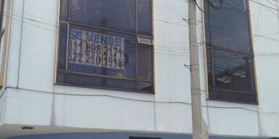 Este es edificio esquinero de Uso Mixto de Comercio y Oficinas, apartamento.  desarrollado en una de las mejores zonas de bogota, cuenta con dos apartamentos uno el primer piso apartaestudio, y otro en el tercer piso apartamento de tres alcobas, un baño, y cocina zona de lavanderia. cuenta en el segundo piso con 4 oficinas  un baño Excelente ubicación, cerca a la estación de Transmilenio avenida chile y restaurante parrilla boyacense,  cita previa. Jacqueline Martin 311 898 21 71 Robert esparza 322 210 1918