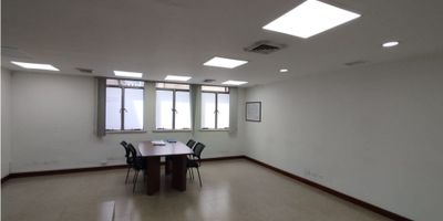 Oficina en venta en el centro de Medellín, esta oficina, de 97.72m2 cuenta con 1 cocina integral y un baño completo.
