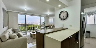 Para mayor información escribanos vía WhatsApp y uno de nuestros agentes inmobiliarios te atenderá.
Moderno Apartamento en Venta
Ubicado en Bochalema, este apartamento ofrece una vida moderna y cómoda con una impresionante vista panorámica hacia una zona de reserva forestal.
Con un diseño eficiente y espacios amplios, es ideal para quienes buscan tranquilidad y calidad de vida en una zona de alta valorización.
Características del Apartamento:
• Área: 75 m² con distribución funcional y moderna.
• Ubicación: Piso 10 con ascensor, que brinda privacidad y una vista excepcional.
• Parqueo: Doble parqueadero para mayor comodidad.
• Depósito: Espacio adicional de almacenamiento.
• Cocina: Cocina tipo americano, práctica y abierta hacia la zona social.
• Zonas Sociales: Sala comedor luminosa y espaciosa.
• Espacios Adicionales: Sala de TV (que puede funcionar como tercera alcoba) y estudio/cuarto de servicio.
• Baños: Baño social, dormitorio secundario con clóset, y dormitorio principal con ve