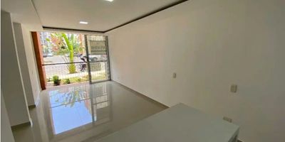 Para mayor información escribanos vía WhatsApp y uno de nuestros agentes inmobiliarios te atenderá.
Moderno Apartamento,fresco e iluminado, se encuentra estrategicamente ubicado en una zona de alta proyección de valorización, es conjunto, con piscina para niños y adultos, juegos infantiles y zona BBQ, ofreciendo un entorno exclusivo para vivir y una excelente accesibilidad gracias a su cercani­a a supermercados de cadena como el Exito, D1, Dollarcity, droguerias, y la Fundacion Valle del Lili, y centros comerciales como Jardin Plaza, la conveniencia de tener parques y zonas verdes a tu alcance, todo rodeado de la belleza natural del entorno.
El apartamento cuenta con 2 habitaciones con closeth, 2 baños con division en vidrio, muebles empotrados, estudio para posible tercera habitacion , cocina integral, balcon, piso en porcelanato, y parqueadero privado en playa no le da el sol, al apartamento no le da el sol , salon social, parqueadero para visitantes.
