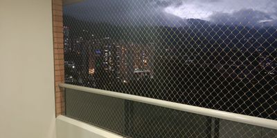 Espectacular apartamento en arriendo que te permite disfrutar una excelente vista en su piso 31, con iluminacion natural, y una excelente ventilacion. Esta situado en una zona tranquila y residencial de Bello, con un area de 88m, esta propiedad cuenta con 3 habitaciones, 1 vestier, 1 closet, 2 banos, sala-comedor, cocina integral, zona de ropas, balcon, parqueadero cubierto. En unidad compuesta, de Auditorio, Chute de Basuras, Coworking, Gimnasio, Juegos Infantiles, Parqueadero de Visitantes, Piscina, Placa Polideportiva, Porteria: 24 horas, Salon Social, Turco, Vigilancia Privada, Zonas Verdes. Ubicacion estrategica en bello a pocos minutos de la estacion Niquia, Parque Fabricato, Parque Metropolitano Deportivo, CC Puerta del Norte y Exito.