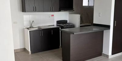 Para mayor información escribanos vía WhatsApp y uno de nuestros agentes inmobiliarios te atenderá.
Venta Apartamento, Ubicado en uno de los sectores más solicitados de la ciudad, te ofrecemos este acogedor apartamento en el Conjunto Residencial Cattleya, dentro de la urbanización Las Vegas de Comfandi.
A continuación, te damos los detalles más importantes: Área: 70 m², Piso: 5 (con acceso por ascensor),Habitaciones: 3 cómodas habitaciones con closets, Baños: 2 baños, Balcón: 1 balcón,Cocina: Cocina tradicional con gas natural y se incluye la estufa, Calentador a gas incluído, Zona de ropas: Espacio independiente para lavandería, Parqueadero: 1 parqueadero propio descubierto, Zonas comunes: El conjunto cuenta con diversas zonas recreativas como piscina, juegos infantiles, salón social, y parqueadero para visitantes.
Características adicionales:
Ubicación estratégica: Cerca de zonas comerciales, parques y acceso fácil a transporte público, seguridad y comodidad: Acceso controlado.