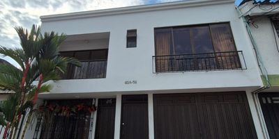 Encuentra la comodidad que mereces en este agradable apartamento en alquiler, la principal con closet y baño. La zona de oficios incluye lavadero y punto para lavadora, facilitando tus tareas del hogar. Los servicios de agua, energía y gas son independientes, lo que te ofrece mayor control y tranquilidad en tus consumos. Su ubicación estratégica te conecta directamente con una zona comercial vibrante y conveniente: estarás cerca de colegios, supermercados, restaurantes, droguerías y todo tipo de servicios esenciales, además de contar con excelentes vías de acceso y transporte público cercano para moverte con facilidad por la ciudad. Un hogar cómodo, moderno y bien ubicado te espera. ¡Haz de este apartamento tu próximo hogar! Contáctanos y agenda tu visita