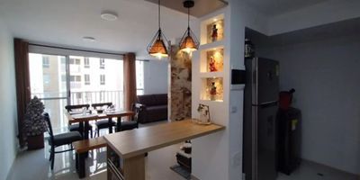 Para mayor información escribanos vía WhatsApp y uno de nuestros agentes inmobiliarios te atenderá.
Apartamento en venta en Brisas de Los Álamos, Urbanización Lazio, con un área de 58 m² en el piso 8, ofreciendo una vista panorámica y excelente iluminación.
Este espacio remodelado cuenta con dos habitaciones, la principal con baño privado y closet, además de un cuarto de TV o estudio, baño social, sala-comedor, cocina integral, y zona de oficios con calentador.
La unidad residencial ofrece amenidades como piscina, juegos infantiles, parqueadero en sótano, portería y recepción con seguridad 24/7, rondero y planta eléctrica.
Ubicado estratégicamente cerca de centros comerciales como Alkosto, Pricesmart, Éxito, Chipichape y La Flora, y a solo 15 minutos del aeropuerto y el Centro de Convenciones.
Si estás interesado en obtener más información o en agendar una visita, no dudes en contactarnos.
