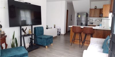 Se vende acogedora casa en primer piso, ubicada en una excelente zona residencial del Carmen de Viboral.
Un espacio ideal para vivir en comodidad, con distribución funcional y excelentes acabados.

Cuenta con un área construida de 61.52 metros cuadrados y está ubicada en un primer piso. Dispone de sala comedor, cocina integral en L, garaje para carro pequeño, baño social con ducha y dos alcobas, cada una con closet, siendo la principal la que cuenta con baño privado. La propiedad ofrece buenos acabados y una distribución cómoda y funcional.

El precio de venta es de 295.000.000, negociable.
Para mayor información o para programar una visita, no dudes en contactarnos.
