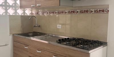 Se arrienda apartamento en el sector de Belén Parque.
Propiedad con amplios espacios ubicada en una tranquila zona residencial, ideal para disfrutar en familia.

Además, se encuentra cerca de parques, colegios, supermercados y con fácil acceso a rutas de transporte público.

Comodidades: Sala, 2 alcobas con closet, cocina integral CON red de gas, 2 baños, zona de ropas, Balcón, pisos en cerámica, Un área aproximada de 45 m².