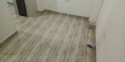 Aparta-estudio en excelente ubicación en zona residencial y tranquila, sector Boston, cuenta con una alcoba, un baño, cocina semi-integral, sin red de gas, buena iluminacion, de fácil acceso.