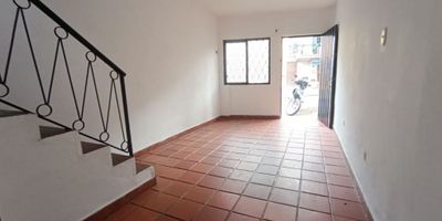 Apartamento de 2 niveles, ubicado al centro de la ciudad, con 50 M², consta de sala-comedor, una alcoba con closet, un baño, estudio, cocina tradicional a gas, patio de ropas.