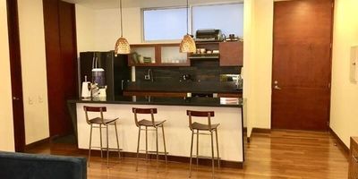 Apartaestudio remodelado, sala/comedor con balcón, zona de lavandería independiente, muy claro, fácil vias de acceso