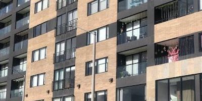 51 M2, ESTRENAR, ALCOBA CON  BAÑO VESTIER Y CLOSET,  SALON COMEDOR, ESPACIO PARA ESTUDIO, BAÑO SOCIAL,  COCINA TIPO LOFT A  GAS CON BARRA,  ZONA DE LAVANDERIA INDEPENDIENTE CON CALDERA, EXTERIOR CON MUY BUENA LUZ, ENCORTINADO, PISO EN CERAMICA TODO EL APARTAMENTO,  UN GARAJE INDEPENDIENTE 1 ER SOTANO No 570,  DEPOSITO No D4.10 2DO SOTANOI, ESTRATO, EDIFICIO CON TERRAZA CON VISTA PANORAMICA Y ZONA DE BBQ, AMPLIO SALON SOCIAL, SALA DE JUEGOS, SALA DE JUEGOS INFANTILES, COWORKING, CINEMA, GIMNASIO, SALA DE ESPERA, PARQUEO DE VISITANTES,  EDIFICIO CON PORTERIA 24 HORAS.  